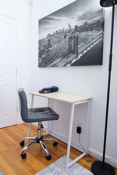 Building Photo - 305 E 104th St