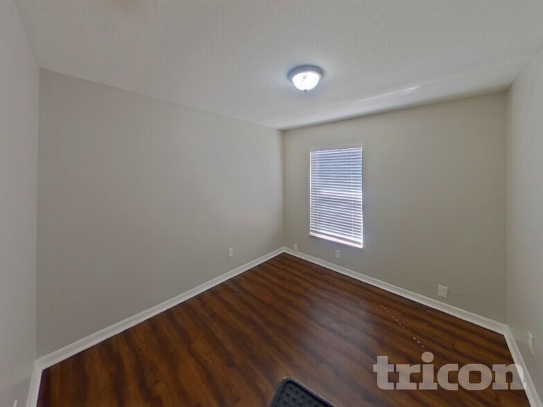 Building Photo - 1002 E 108th Ave