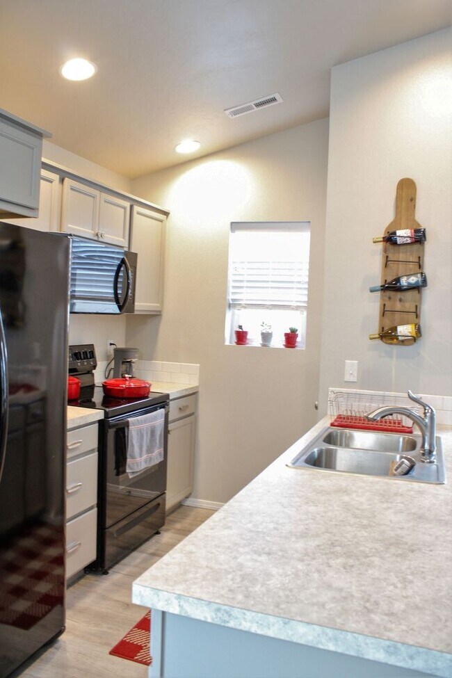 Building Photo - Executive Rental!