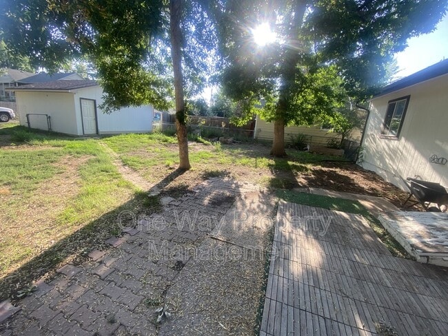 Building Photo - 1330 E 7th St