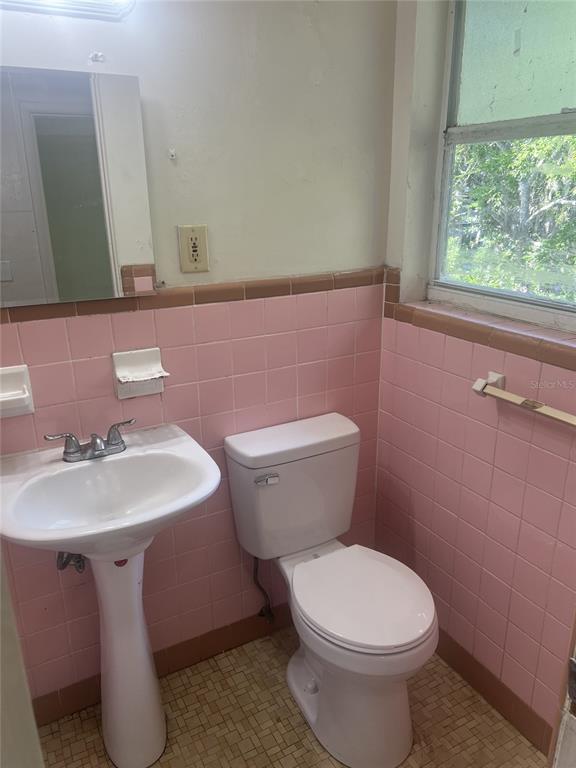 Building Photo - 543 Division St