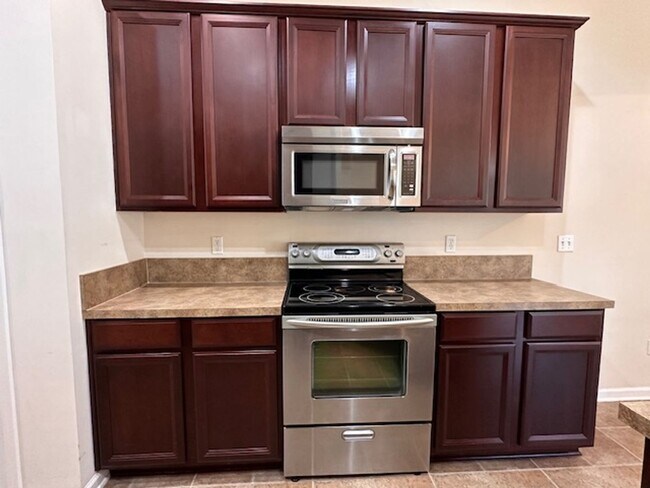 Building Photo - Large 3BD/2BA |Quiet Setting | Fenced Yard