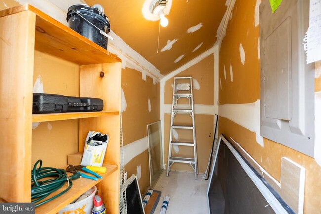 Building Photo - 1676B Thornwood Dr