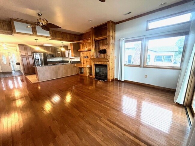 Building Photo - Gorgeous Water Front Home with Beach Access