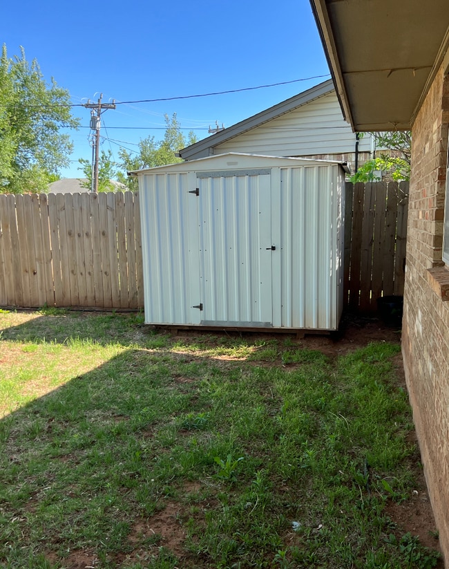 Building Photo - 722 S Meadow Ln