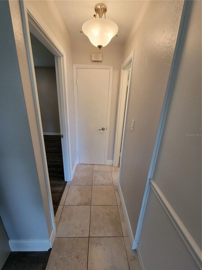 Building Photo - Charming 1/1 Duplex in St. Cloud – No HOA ...