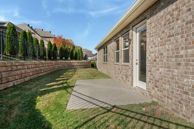 Building Photo - Gated Community - Villages of Stoneybrook