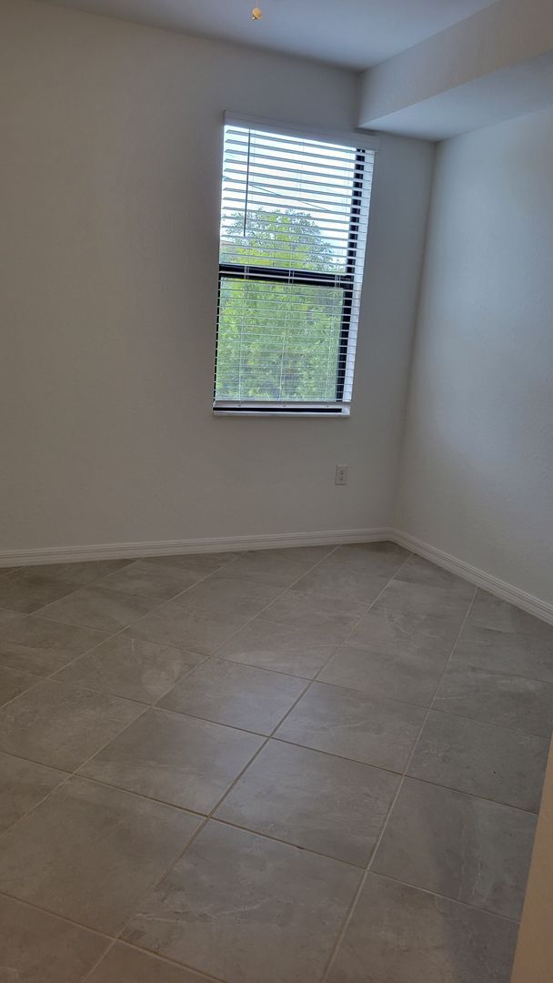 Building Photo - Annual UNfurnished luxury 3/2 ground floor...