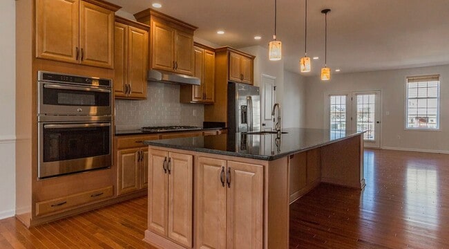 Building Photo - Stunning 3 Level, 3 Bed 3.5 Bath Townhome ...