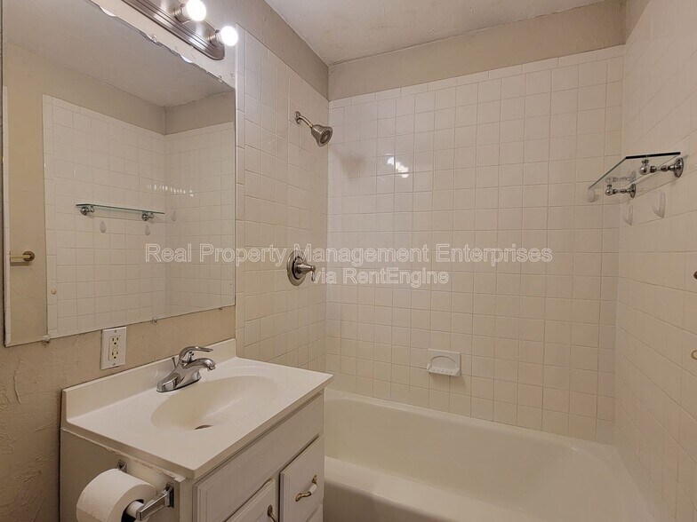 Building Photo - 4205 SE 47th St