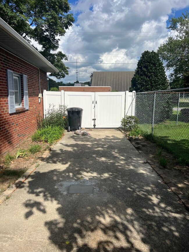 Building Photo - BEAUTIFUL RANCH HOME WITH NEW KITCHEN AND ...