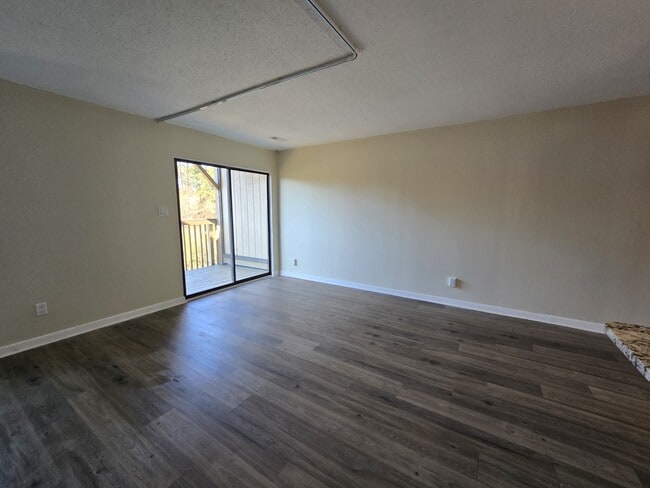 Building Photo - 3071 Huntleigh Dr