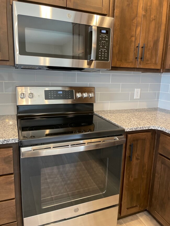 Building Photo - 671 N Jozlynn Ave