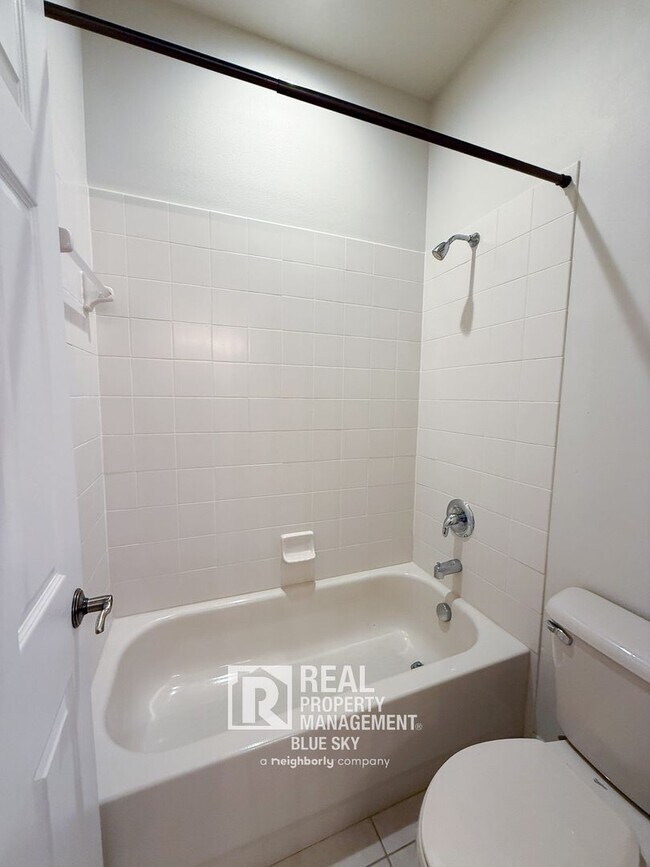 Building Photo - 2047 Park Crescent Dr