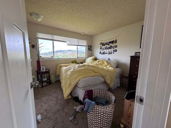 Building Photo - Large 4 Bedroom home with views of Bellingham Bay and Garage