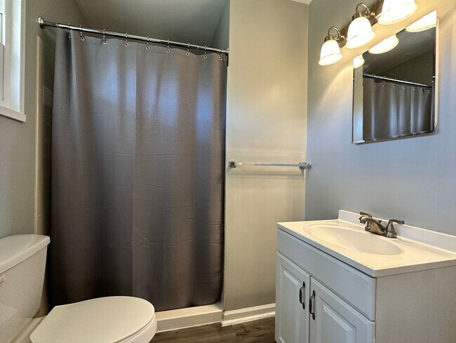 Building Photo - 3 bedroom 2 bath home in a great area filled with tons of extras you will LOVE!