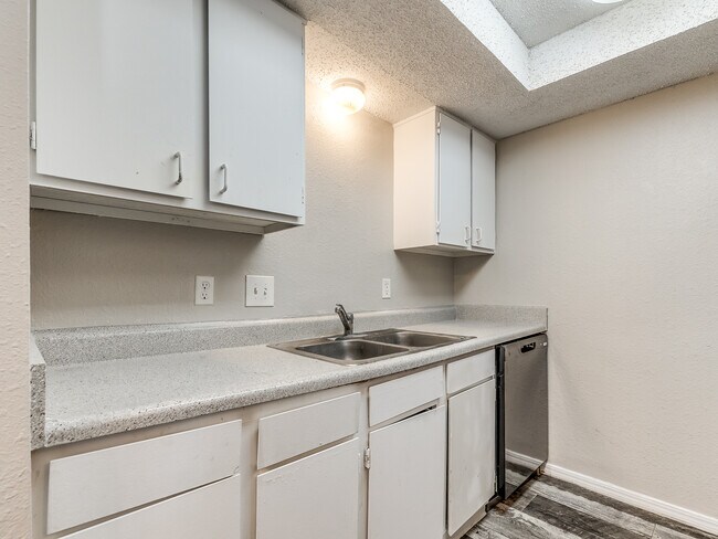 Fairfax Apartments - Kitchen - Fairfax Apartments