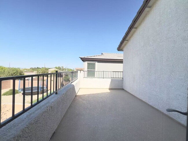 Building Photo - Unbelievable strip and mountain view House