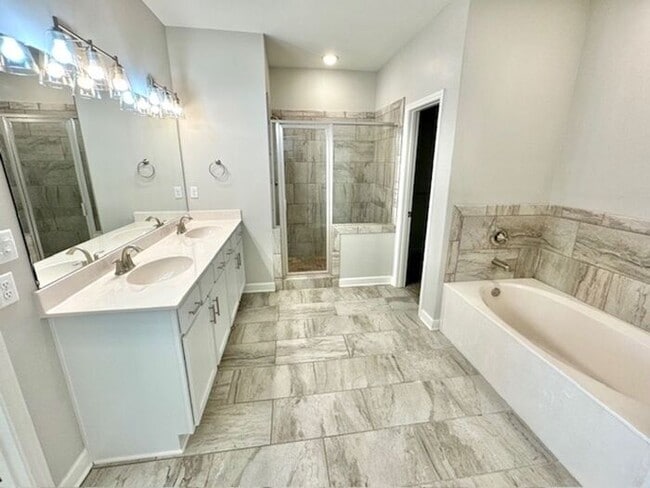 Building Photo - Now Leasing a 4-bedroom 3 bath home in Somerville.