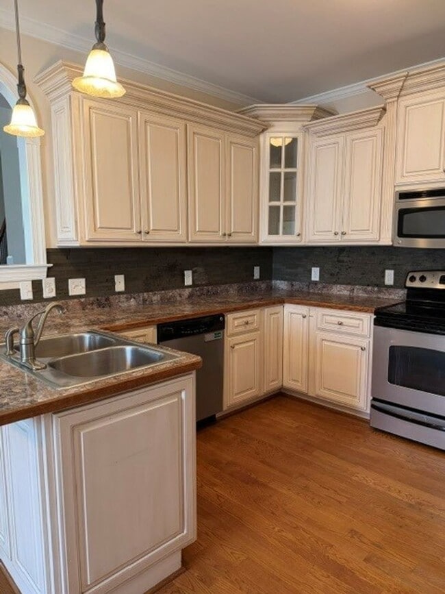 Building Photo - 4 Bed/2.5 Bath Home - Desirable Glen Laurel Subdivision - CBA School District