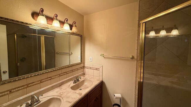 Building Photo - ***JUST REDUCED!!!*** 5-Bedroom Family Home with Large Yard & Prime Location in Visalia