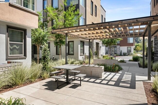 Building Photo - 25350 Parklane Dr