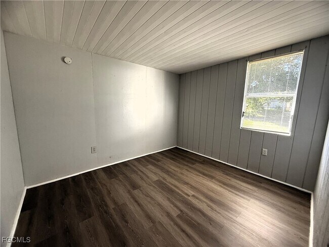 Building Photo - 8239 Suncoast Dr