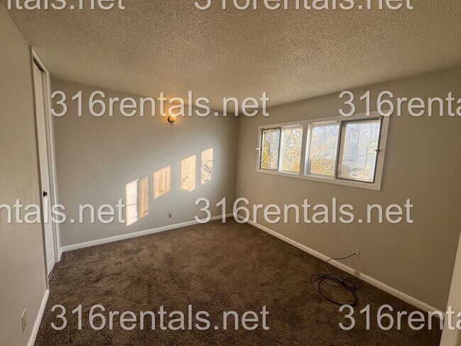 Building Photo - 511 Holly Ln