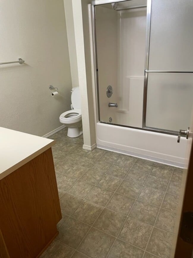 Building Photo - SINGLE LEVEL 2 BEDROOM CONDO