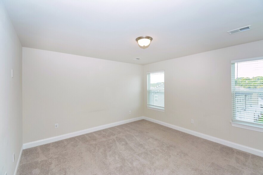 Building Photo - 831 Holland Ct