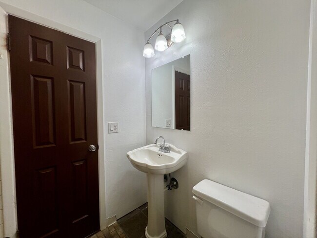 Building Photo - 2567 Rainbow Dr
