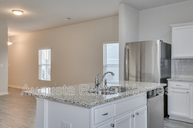 Building Photo - 301 Claudia Dr