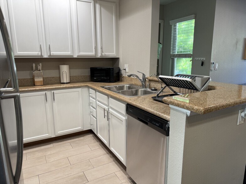 Building Photo - 432 Edgehill Ln