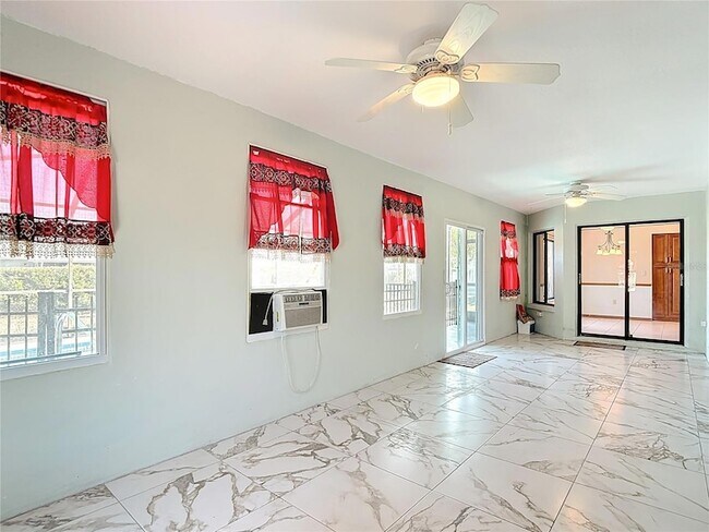 Building Photo - 5066 Woodbine St