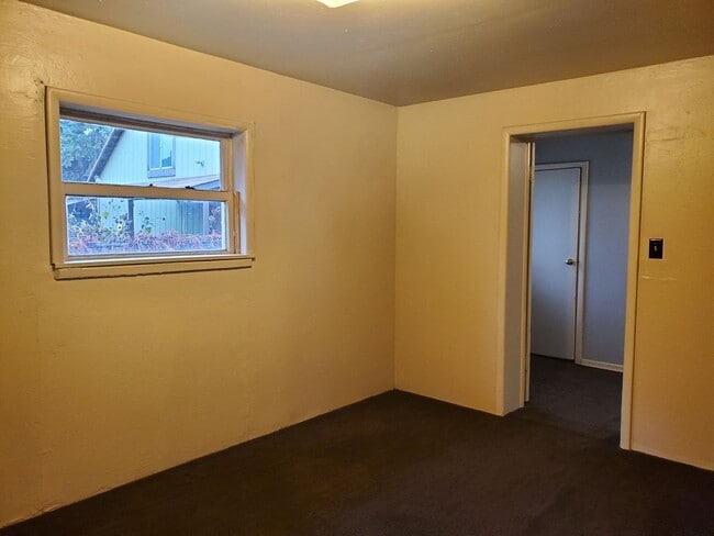 Building Photo - 2 Bedroom/ 1 Bathroom West Central Spokane...
