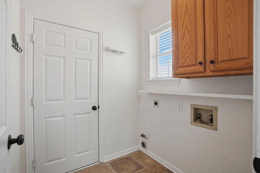 Building Photo - 6613 Barclay Ln