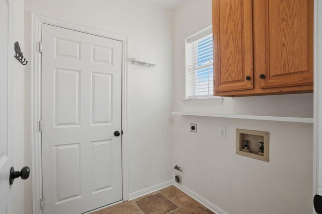Building Photo - 6613 Barclay Ln