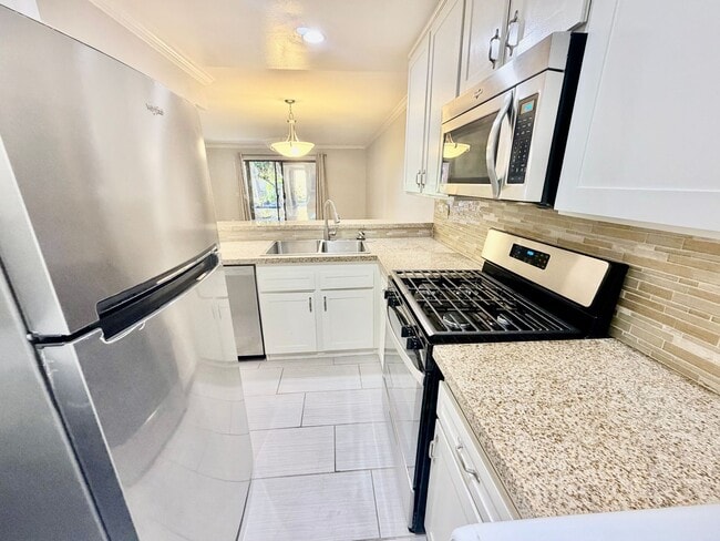 Building Photo - Charming 1 Bedroom, 1 bath condo in the heart of Irvine