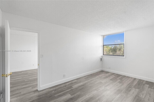 Building Photo - 2701 Riverside Dr