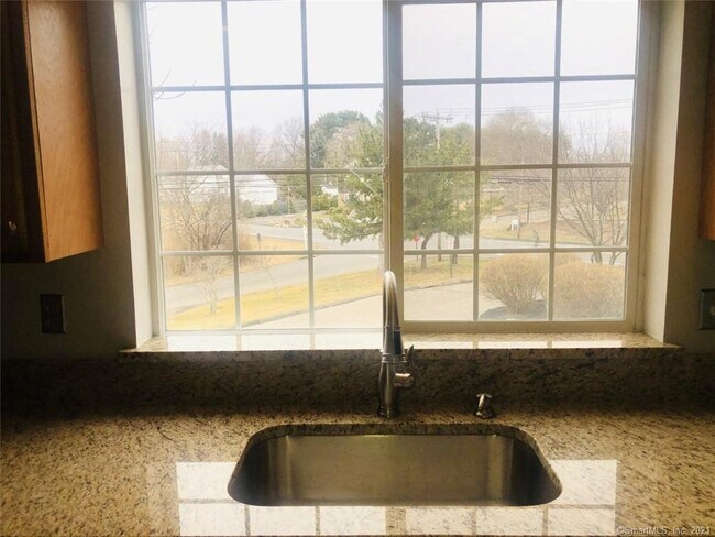 Building Photo - 560 Silver Sands Rd