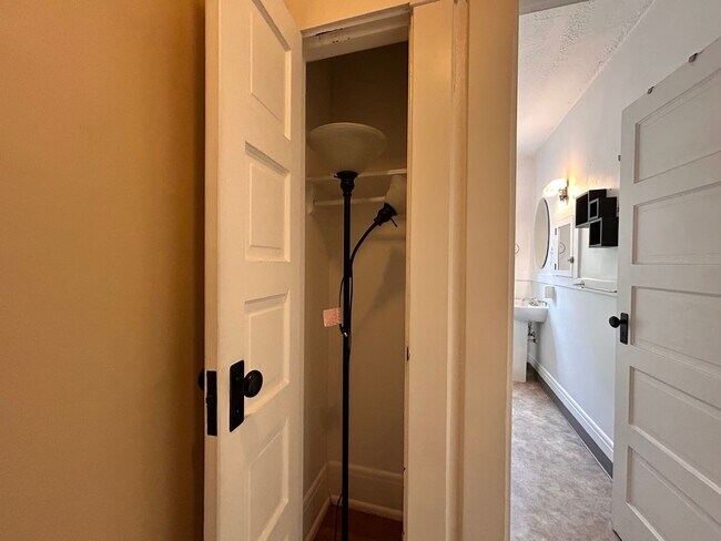 Building Photo - Vintage Charm - Top Floor NW Studio!