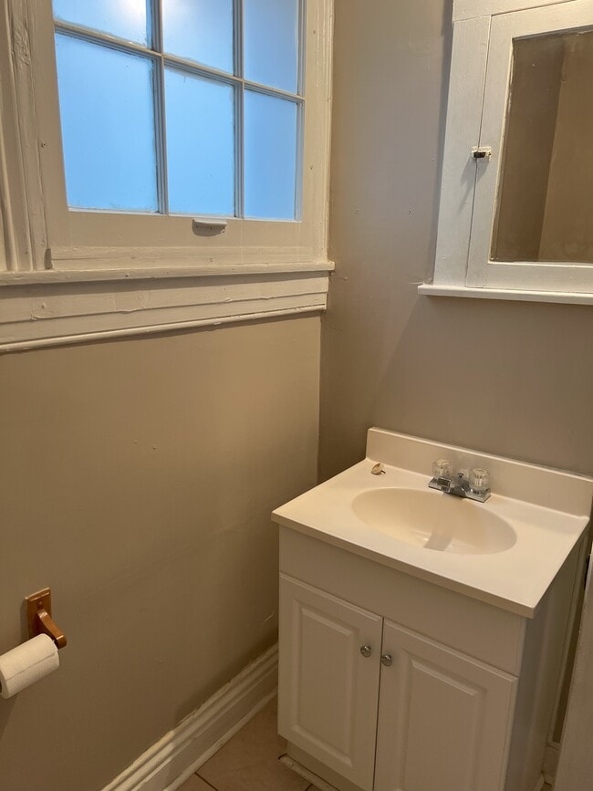 Building Photo - 544 Longfield Ave