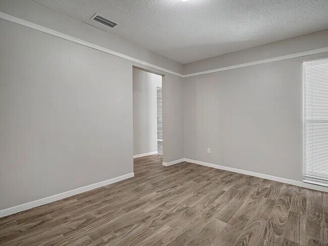 Building Photo - Beautiful Valrico Home | No Carpet + Screened Patio + Bonus Room