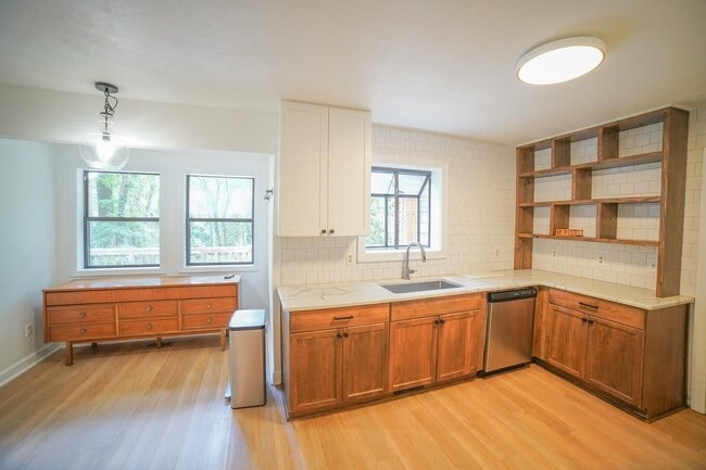 Building Photo - 2020 Cynthia Dr