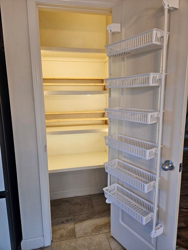 Building Photo - Stunning Executive Custom Built Home with Elite Appliances