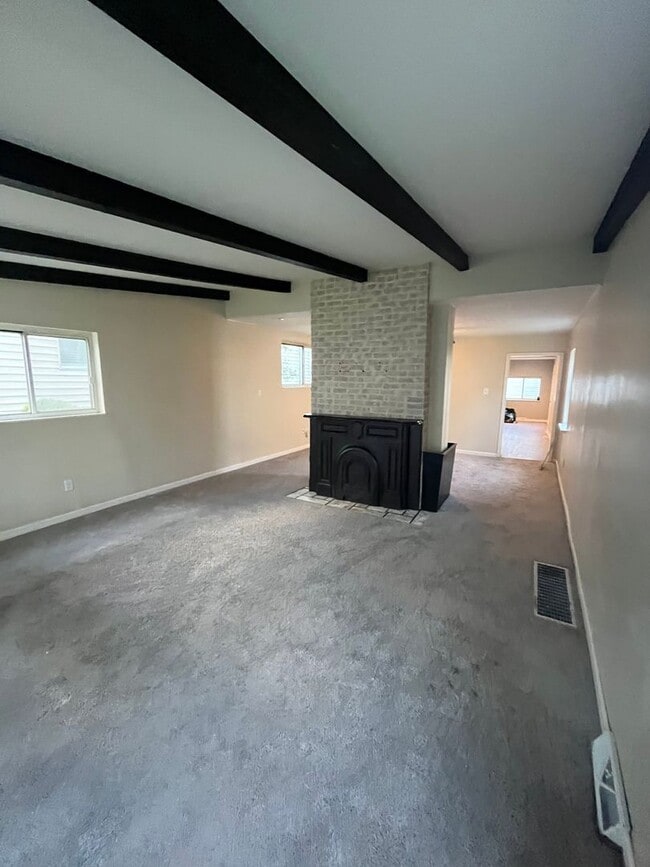 Building Photo - Three Bed, Two Bath with 2 Car Garage in N...