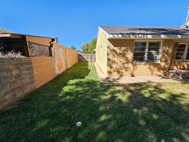 Building Photo - 2605 Gidding St