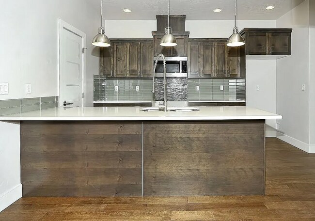 Building Photo - 2805 W Pleasanton Ave