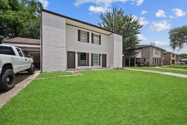 Building Photo - Updated Two-Story Duplex in Pearland with Yard Care Included