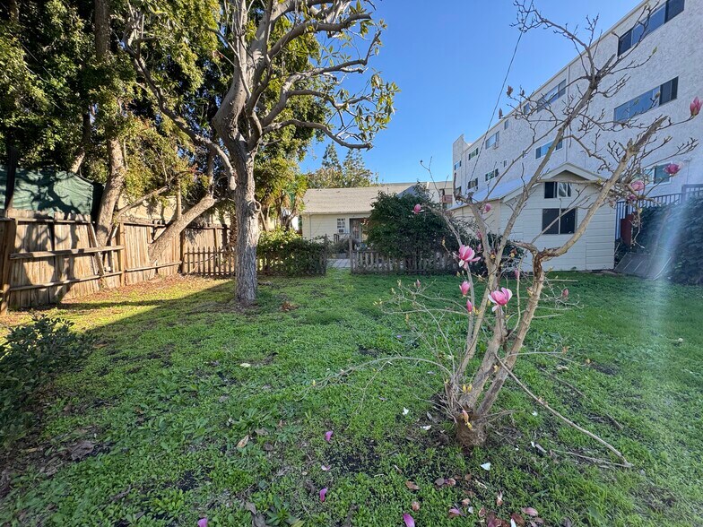 Building Photo - 849 N West Knoll Dr